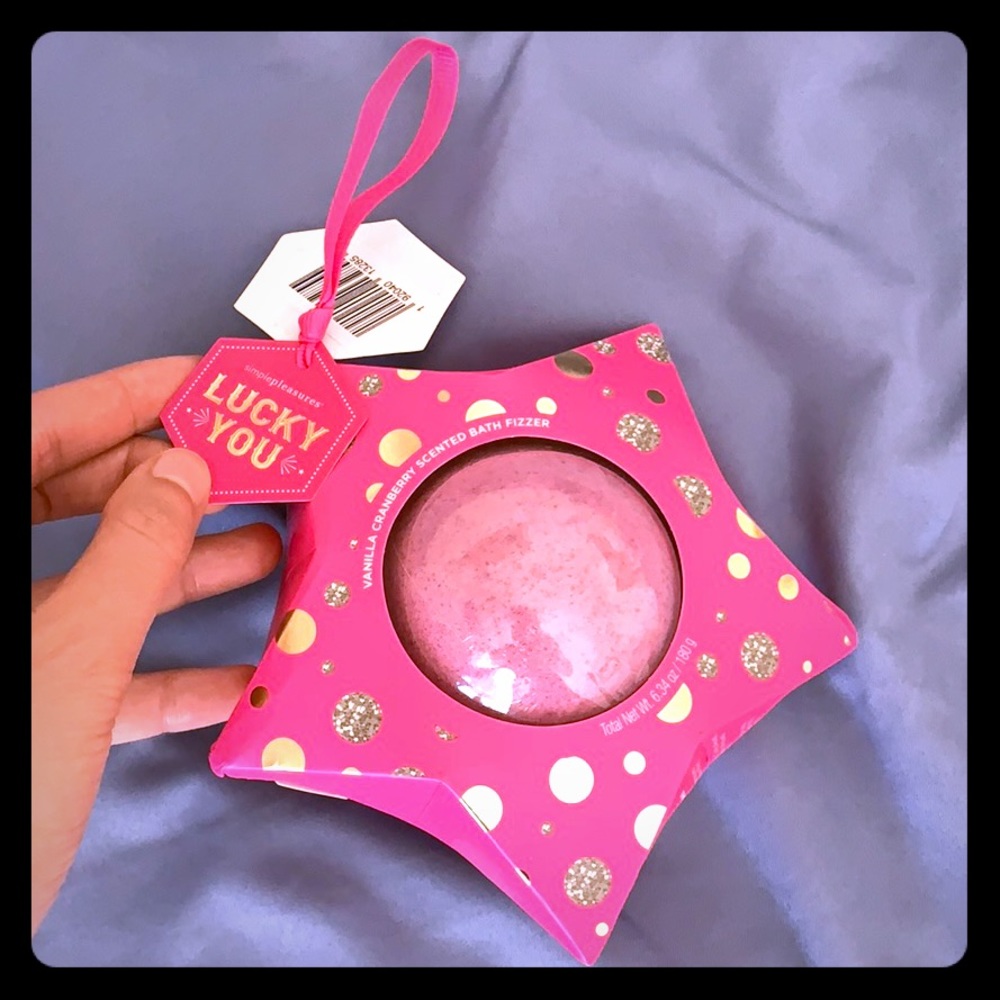 NWT Vanilla cranberry bath fizzer